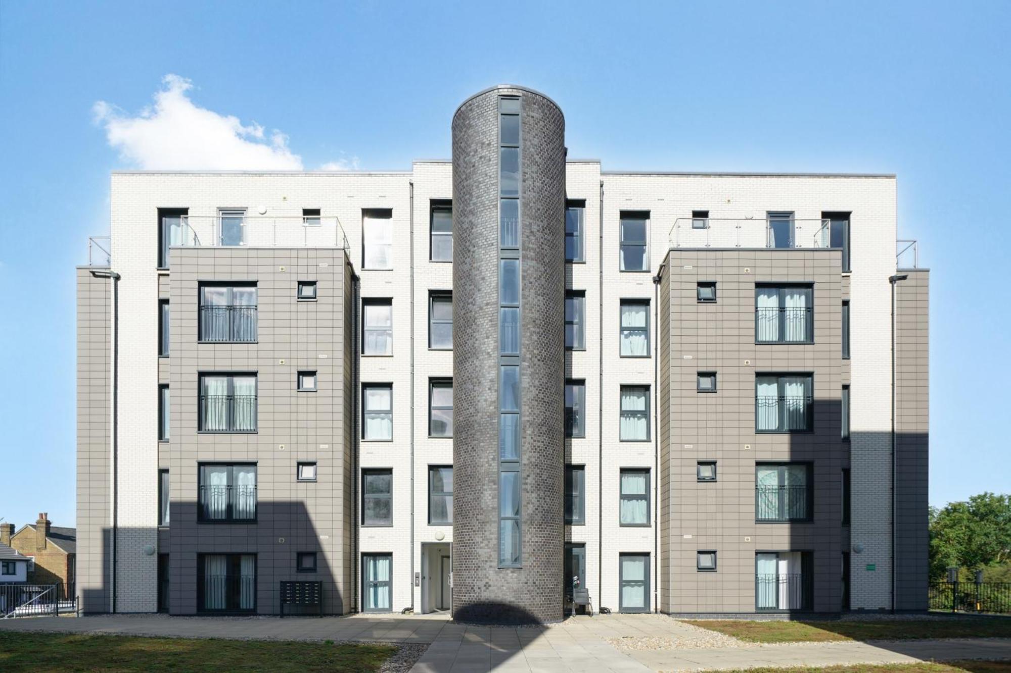 One And Two Bed Apartments Slough Near Heathrow Colnbrook Exterior photo