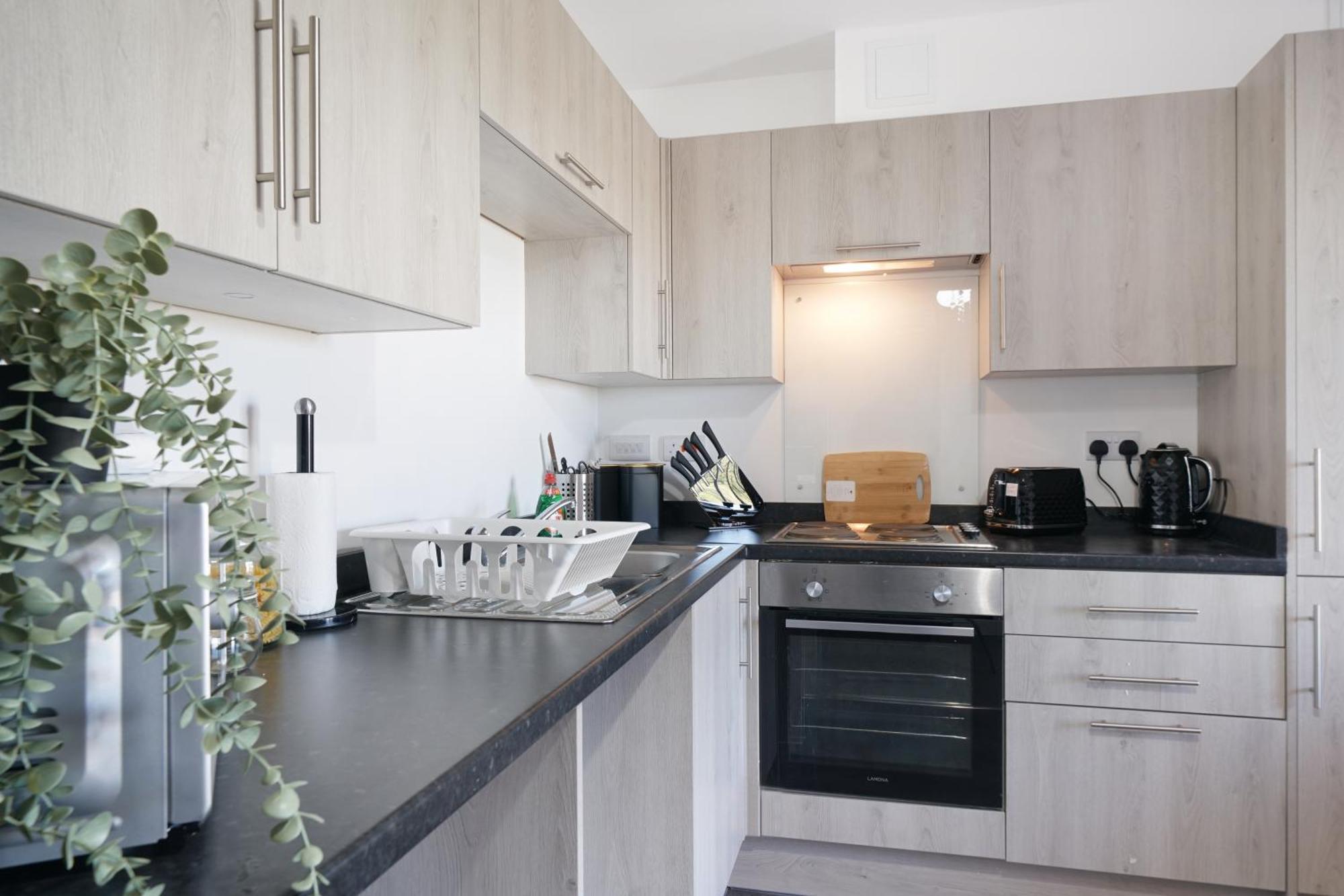 One And Two Bed Apartments Slough Near Heathrow Colnbrook Exterior photo