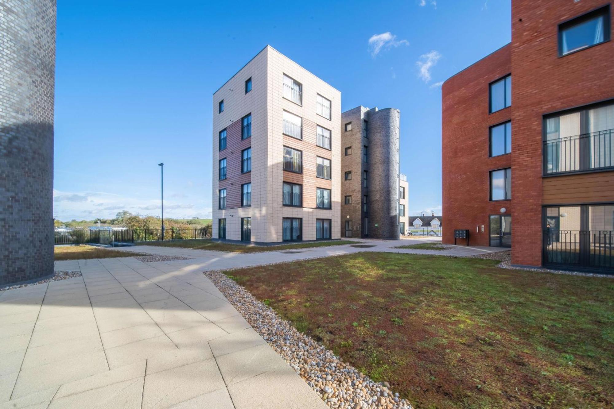 One And Two Bed Apartments Slough Near Heathrow Colnbrook Exterior photo