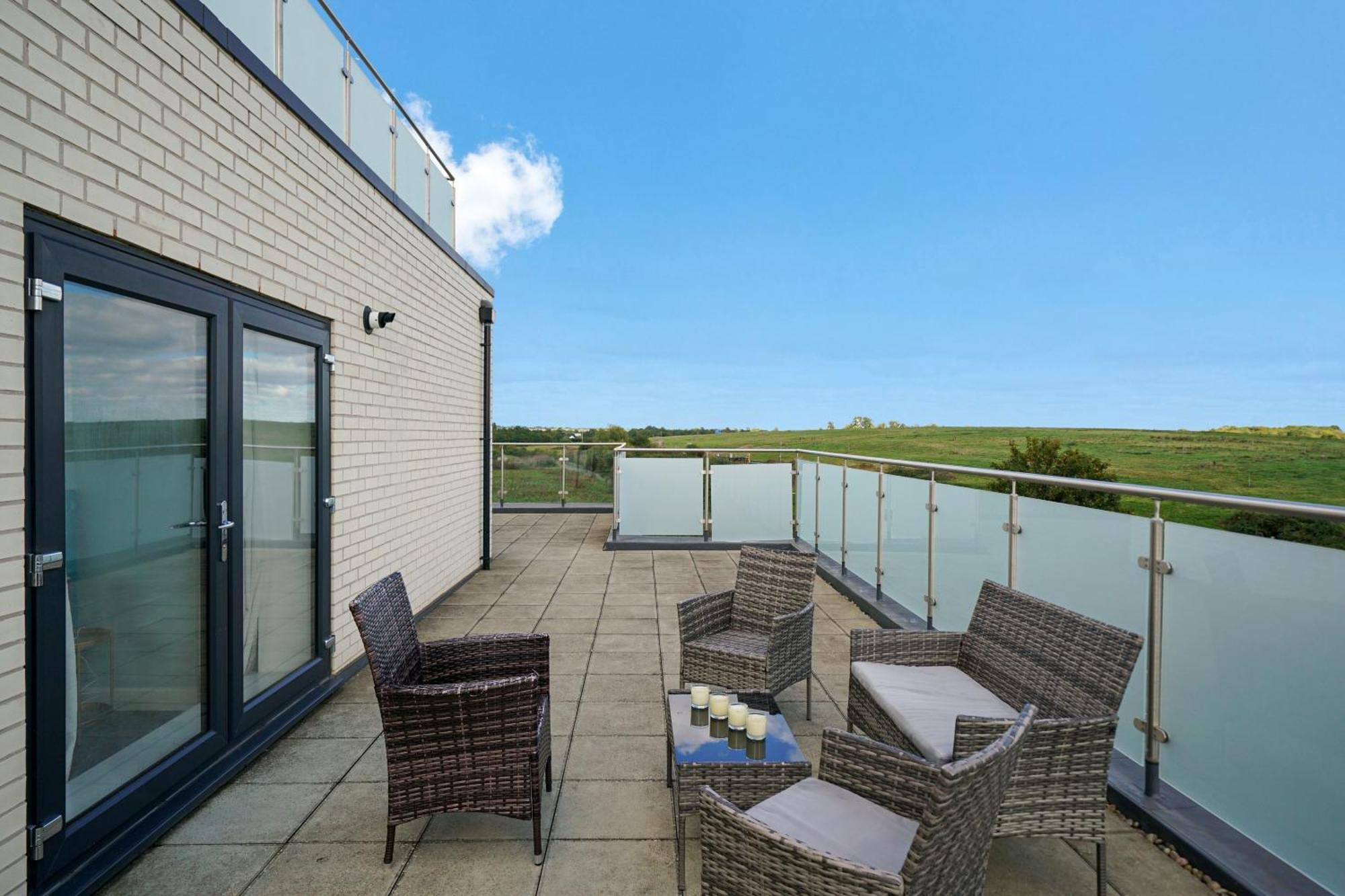 One And Two Bed Apartments Slough Near Heathrow Colnbrook Exterior photo